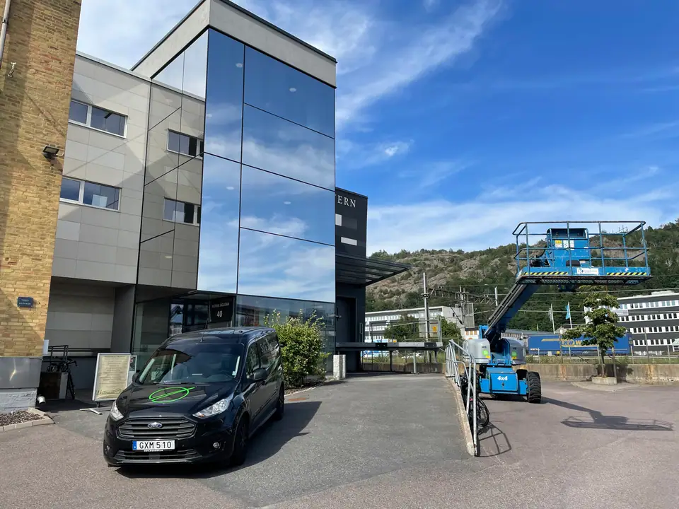 Solfilm eller frostad folie – vad ska man välja?