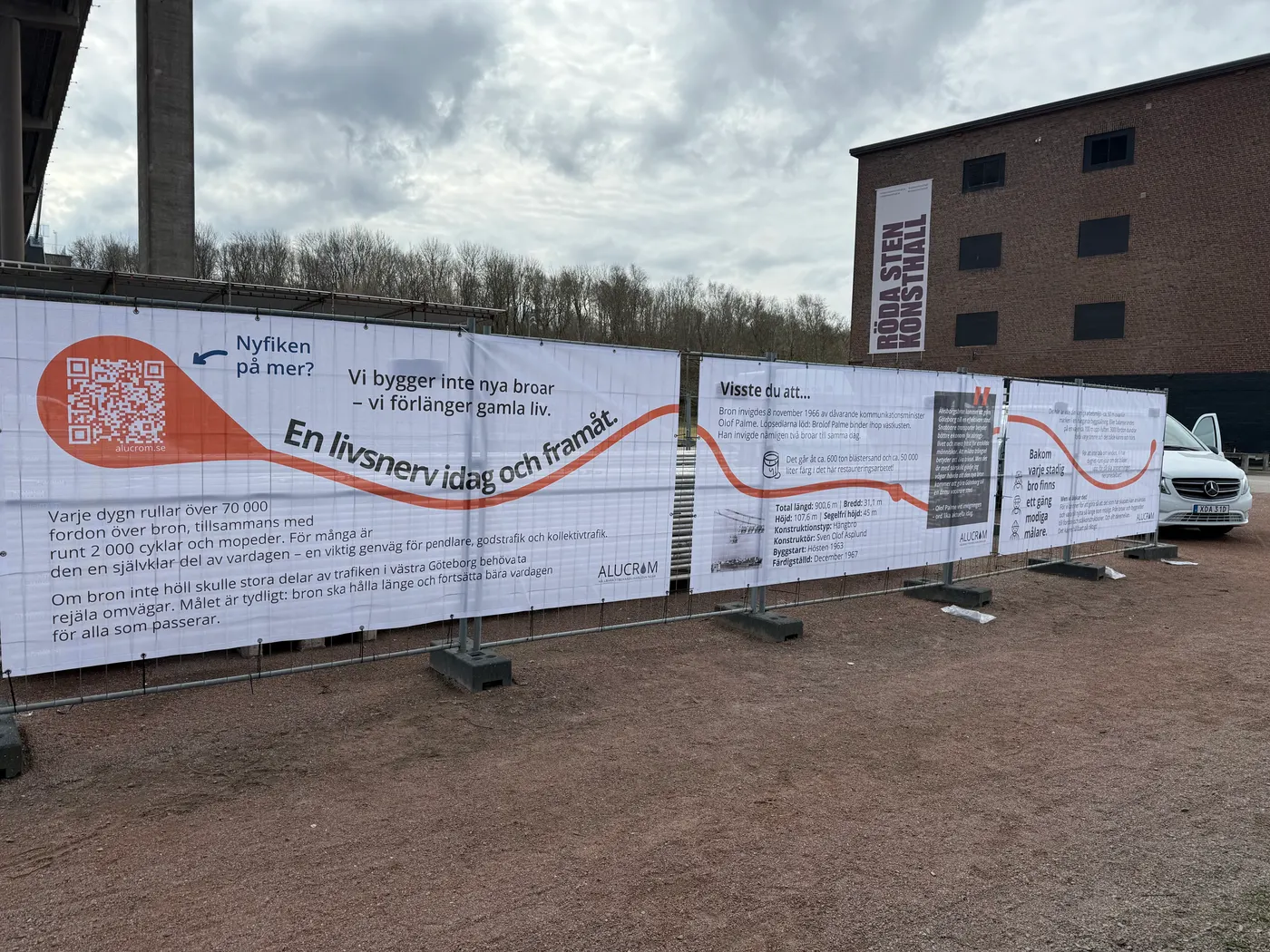 Banderoll med miljöinformation vid Älvsborgsbron för Alucrom