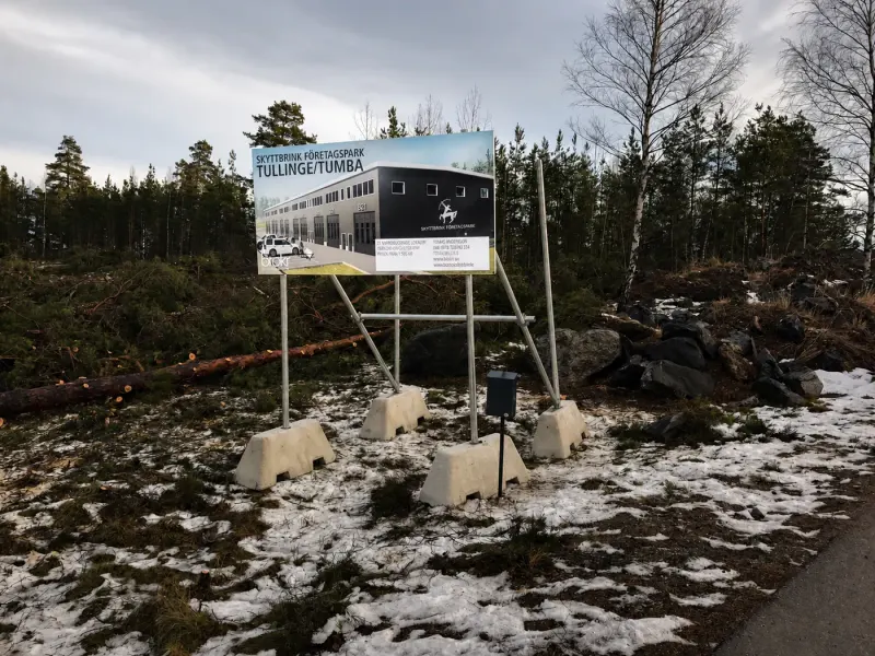 Återanvändbara byggskyltar på betongfundament