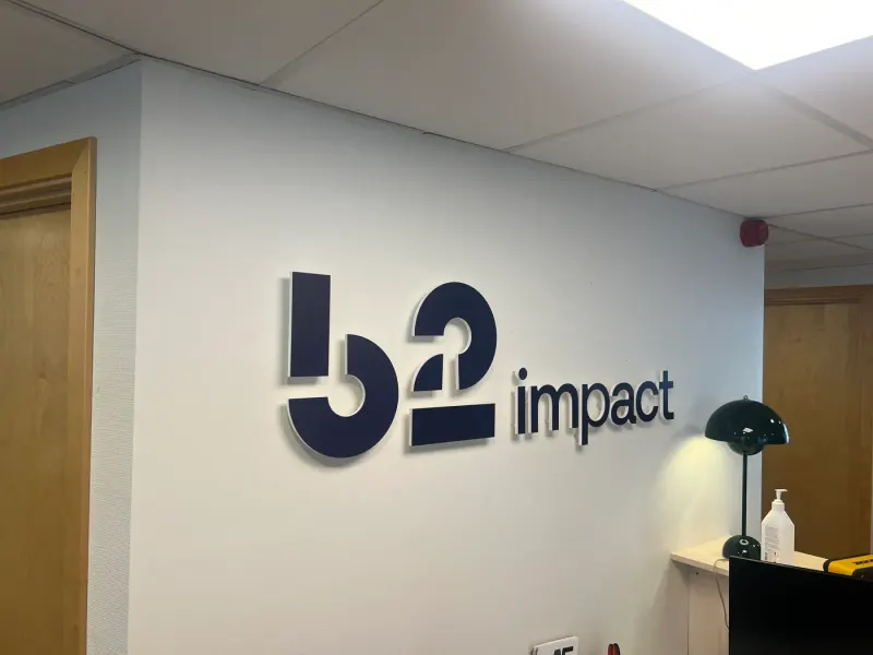 B2 Impact akrylskylt