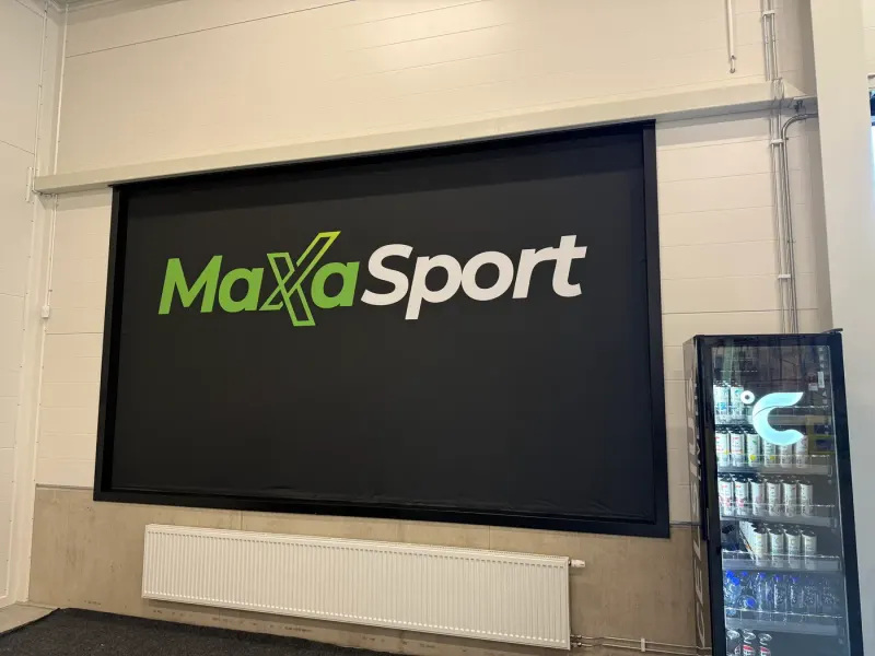 Backdrop bild för MaxaSport monterat med kardborre framför fönster