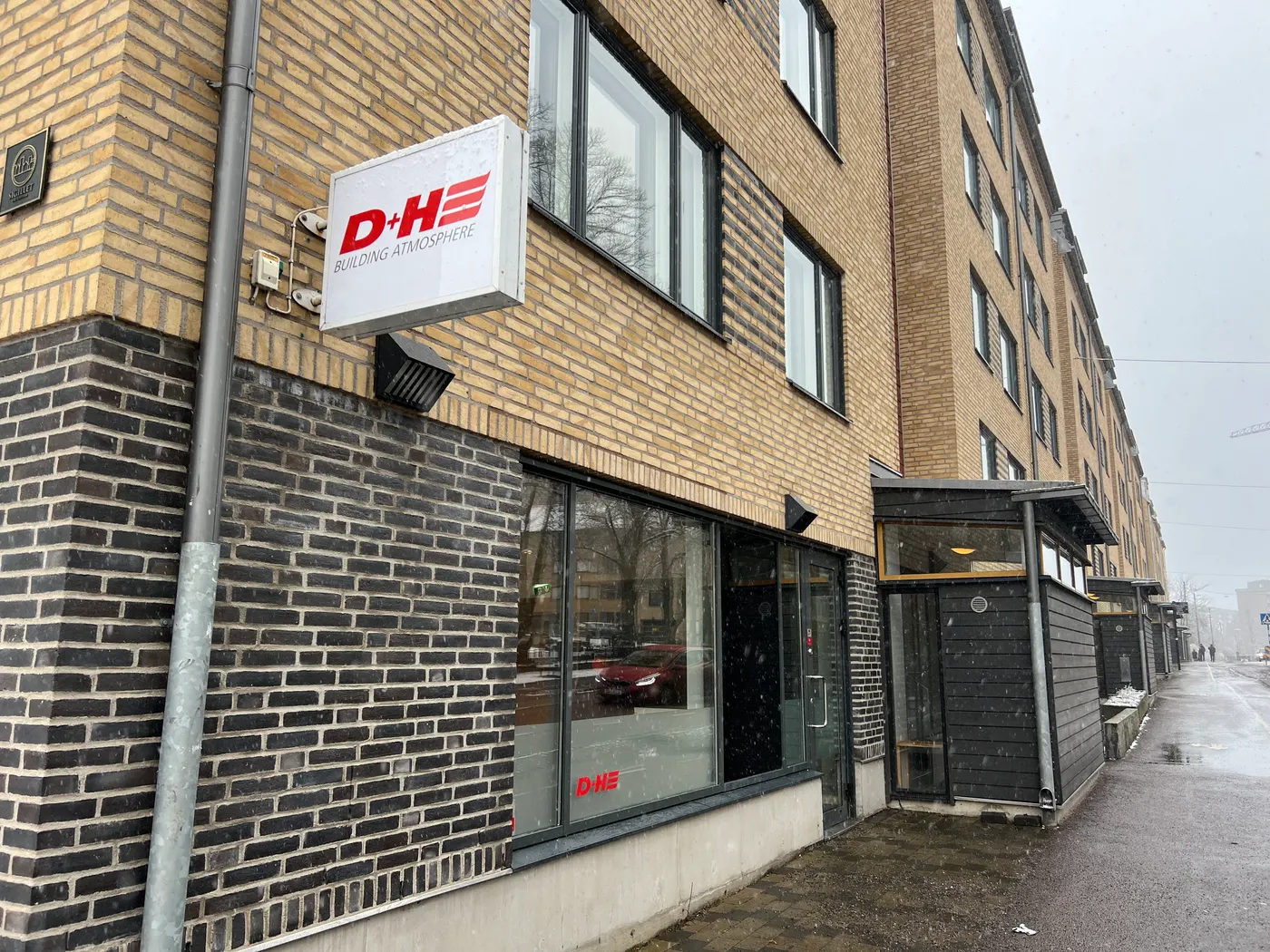 Belyst flaggskylt för D&HE