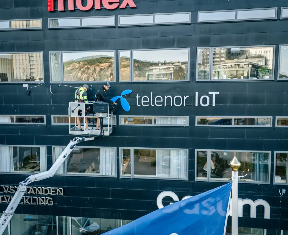 Brightsigns montage av Telenor fasadskylt