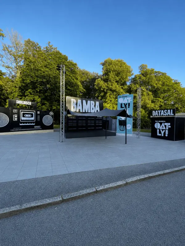 Skyltning och dekor för Oatly på Way Out West