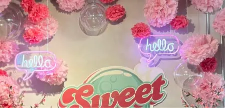 Dekorativ LED-neon skylt för inomhusbruk med rosa blommor