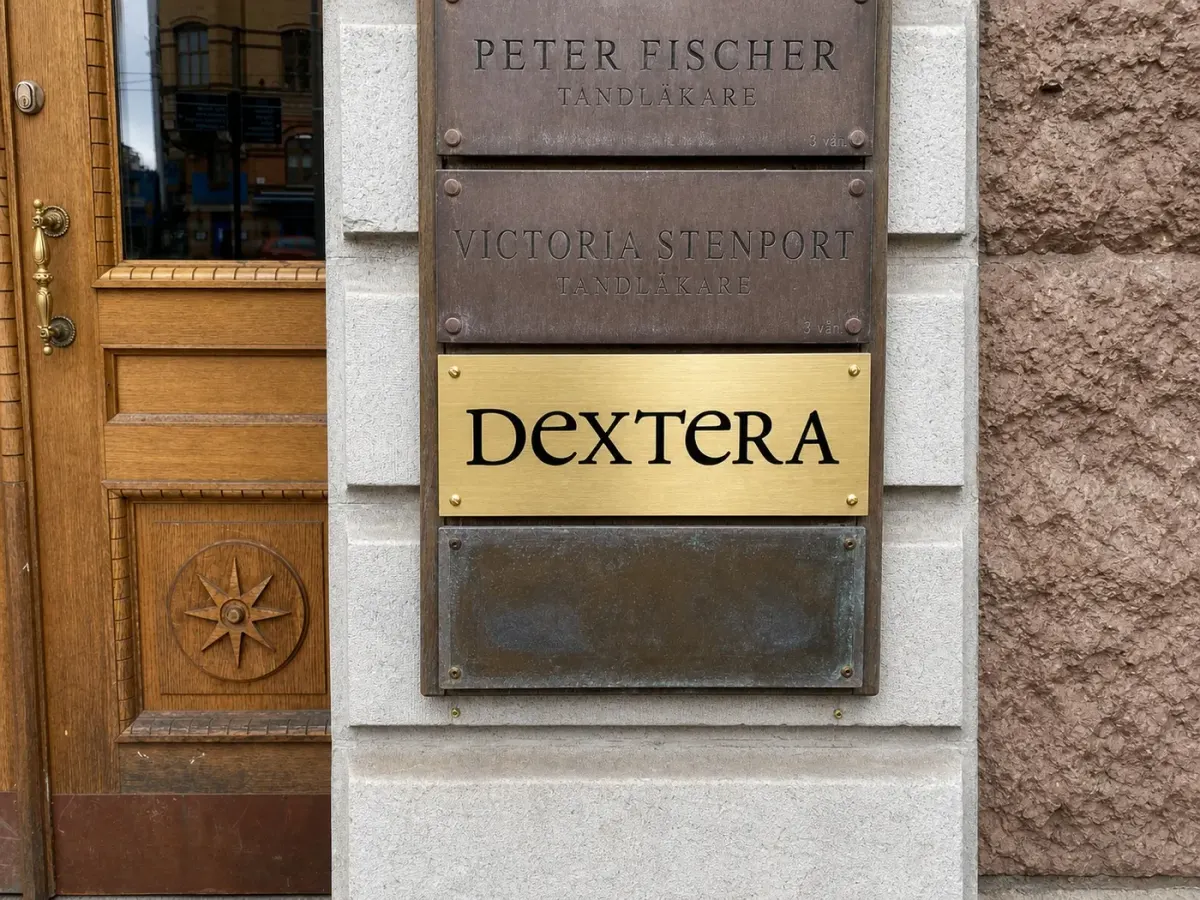 Dextera mässingsskylt i entré
