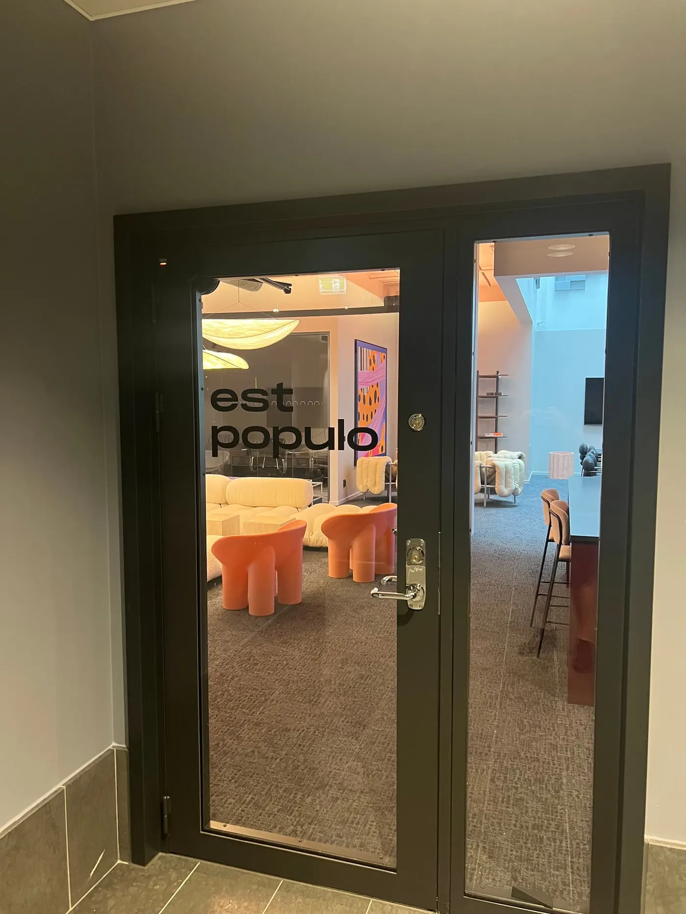 est populo utskuren folie på entrédörr