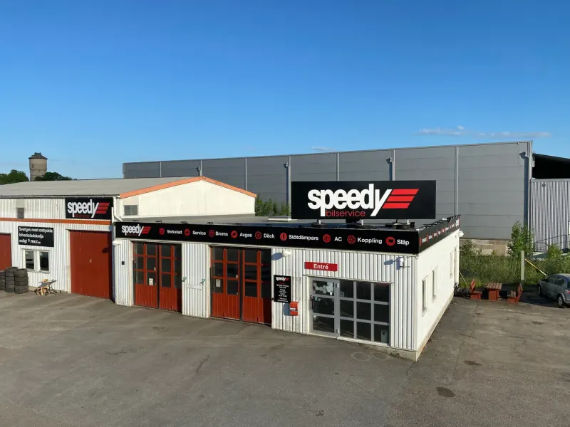 Speedy Örebro – fasadskylt monterad