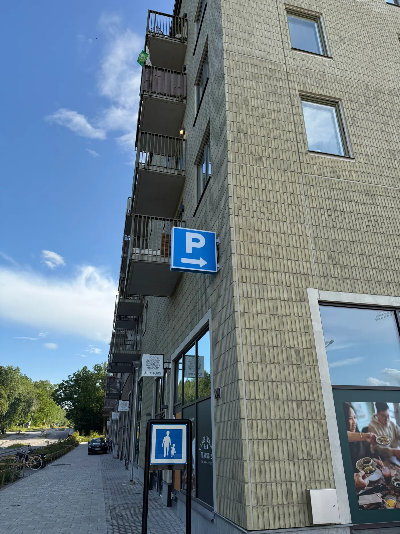Flaggskylt för Apcoa i Älta