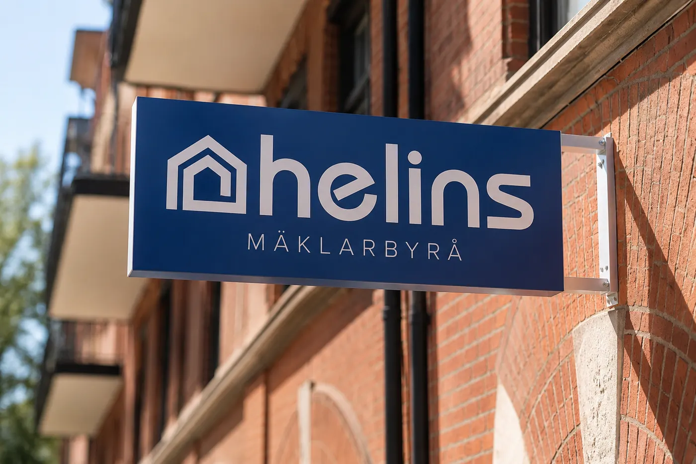 Flaggskylt för Helins Mäklarbyrå