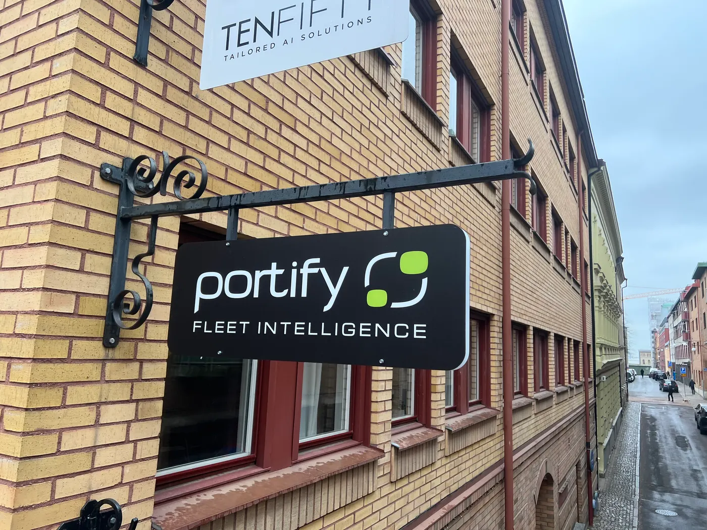 Obelyst flaggskylt för Portify