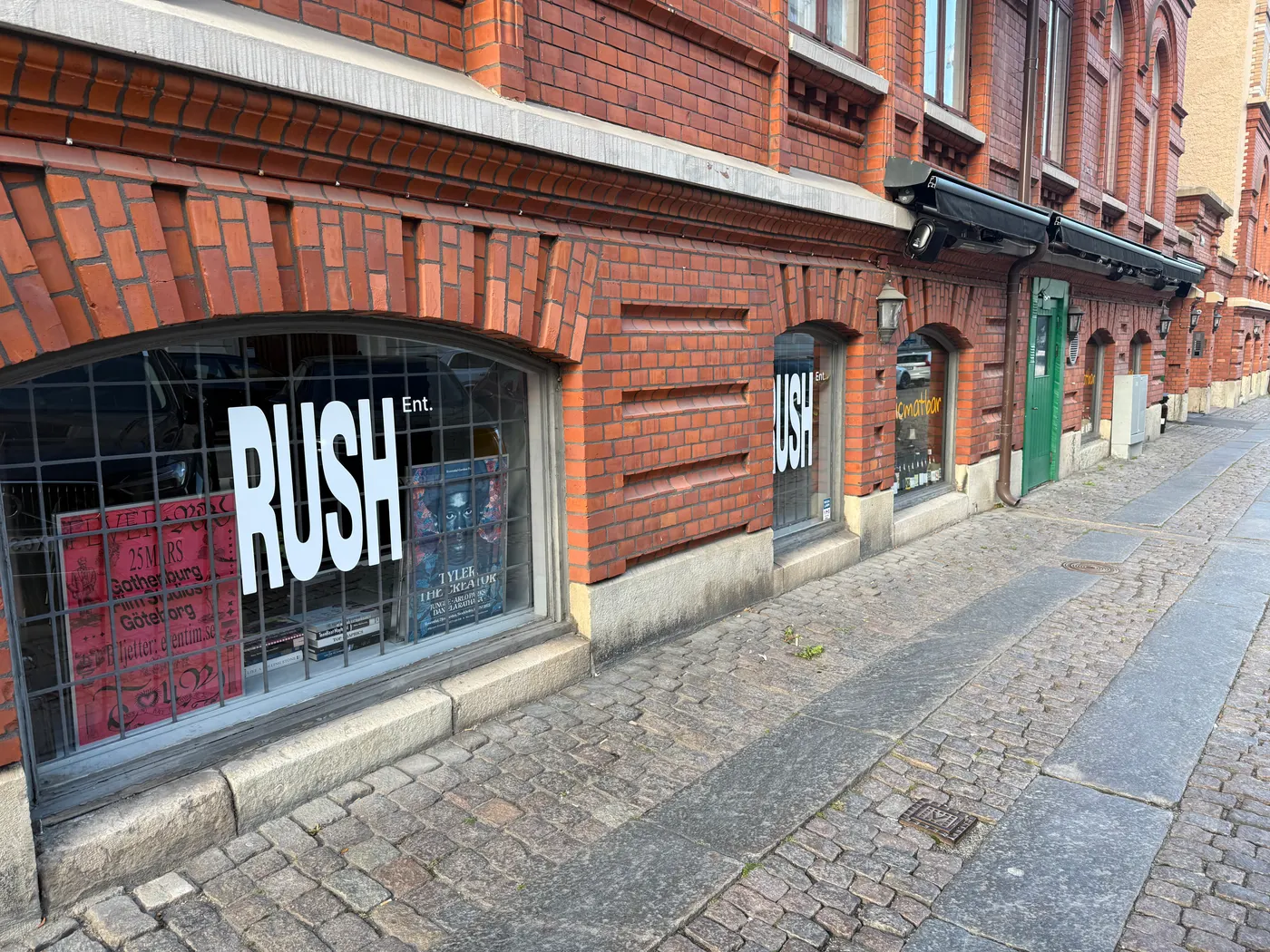 Fönsterdekor på butiksfasad under kvällstid med belysning