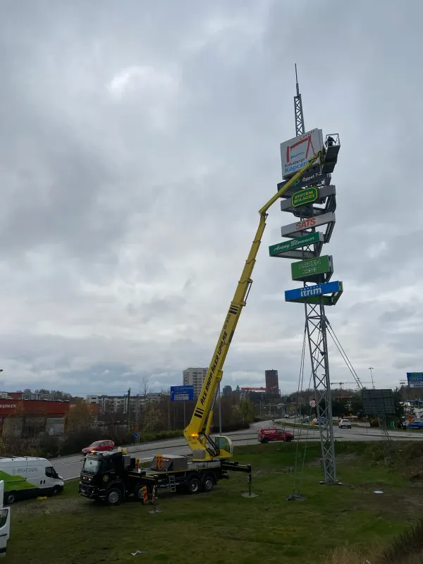 Skyltmontage pylon med kranbil