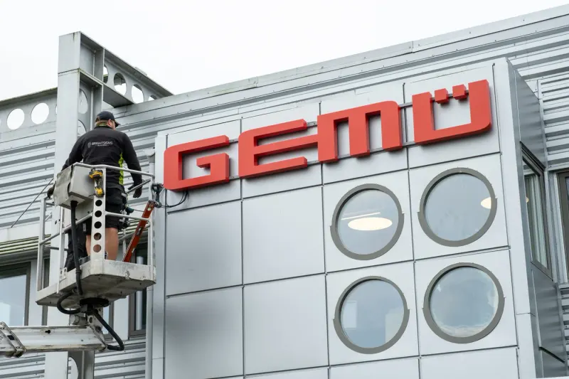 Från neon till LED – GEMÜ bytte ut sin fasadskylt och fick en till