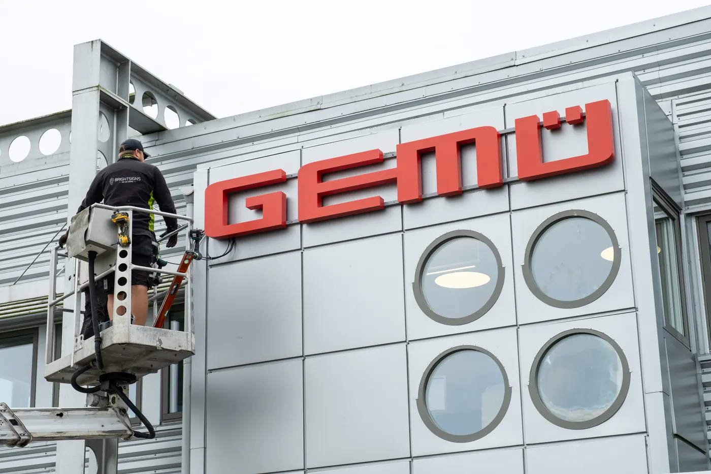 Från neon till LED – GEMÜ bytte ut sin fasadskylt och fick en till