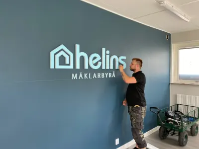 Helins Mäklarbyrå frigolitskylt