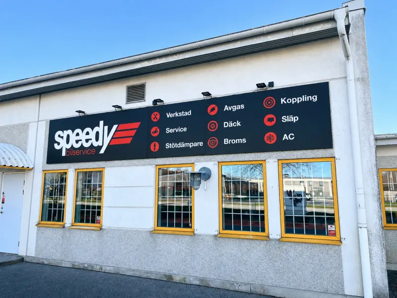 Speedy Malmö – fasadskylt monterad