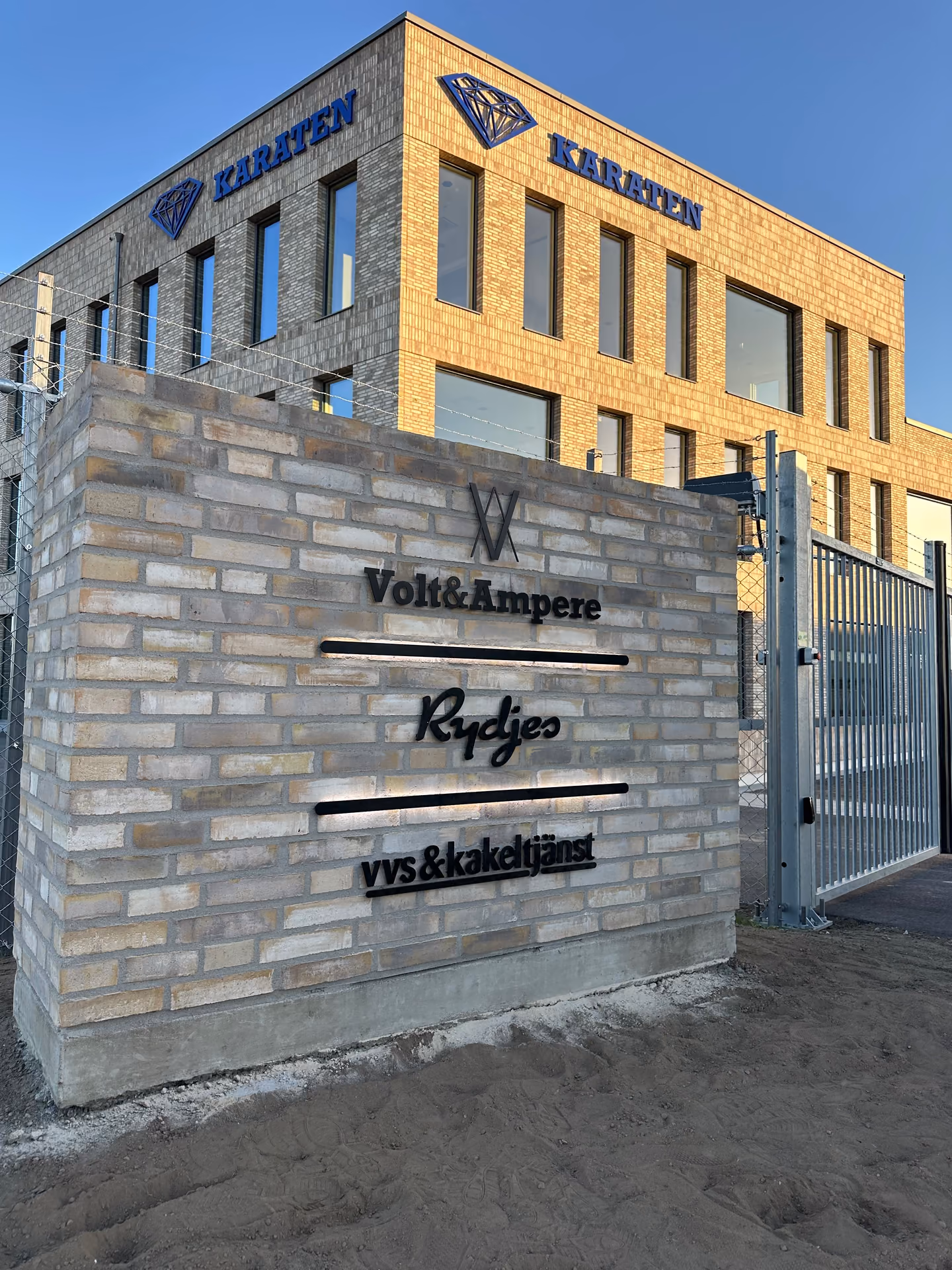 Hur stor ska en fasadskylt vara?