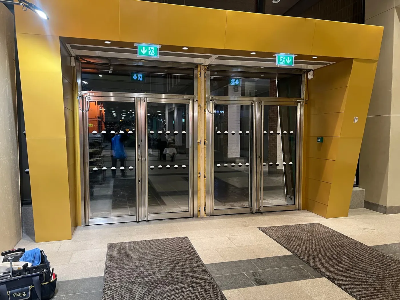 Kontrastmarkering på glasdörrar