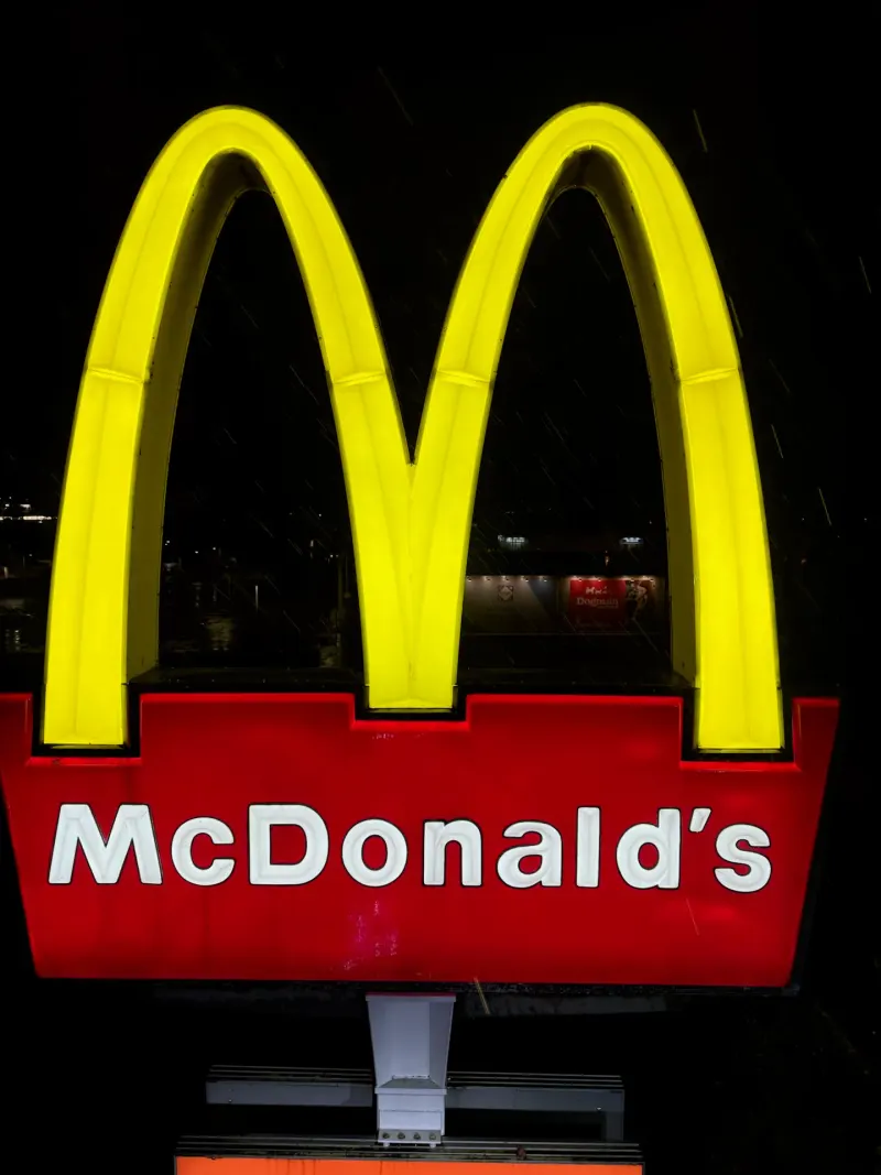 Närbild på den lysande McDonald's logotypen