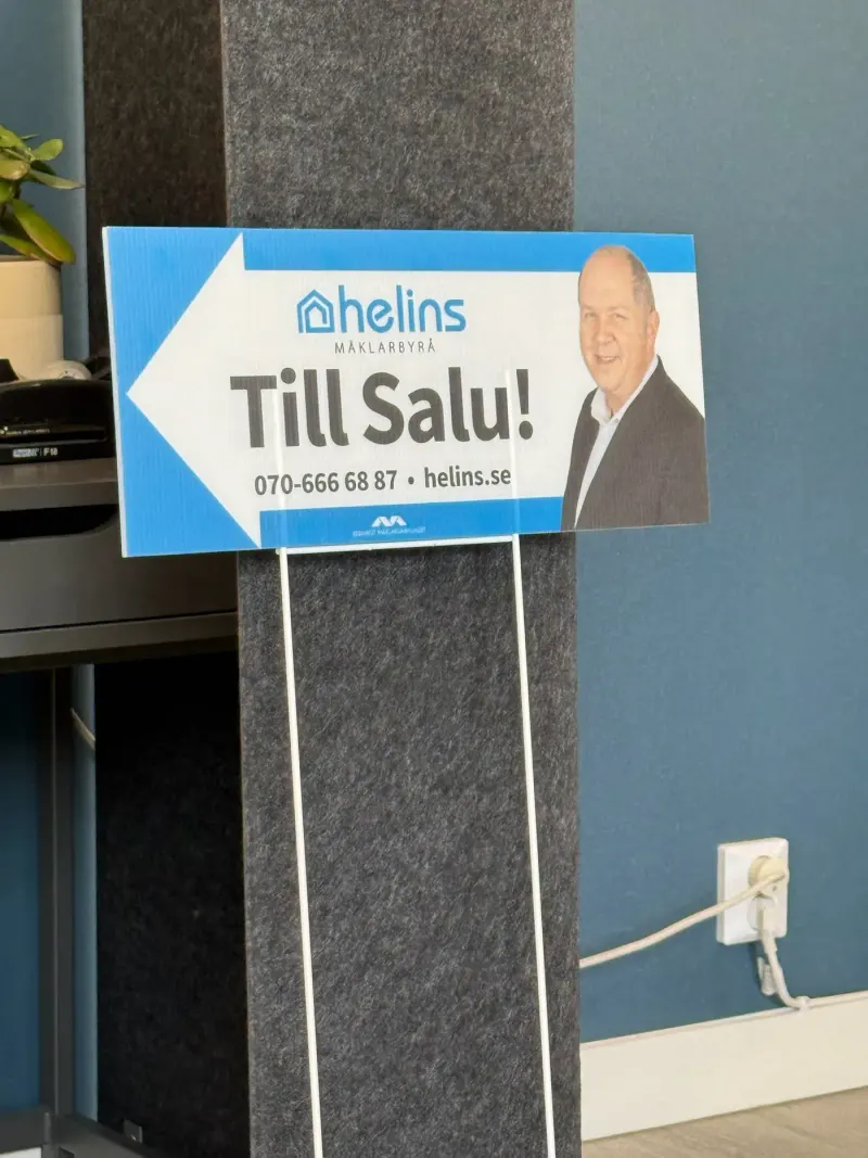 Mäklarskylt med stativ
