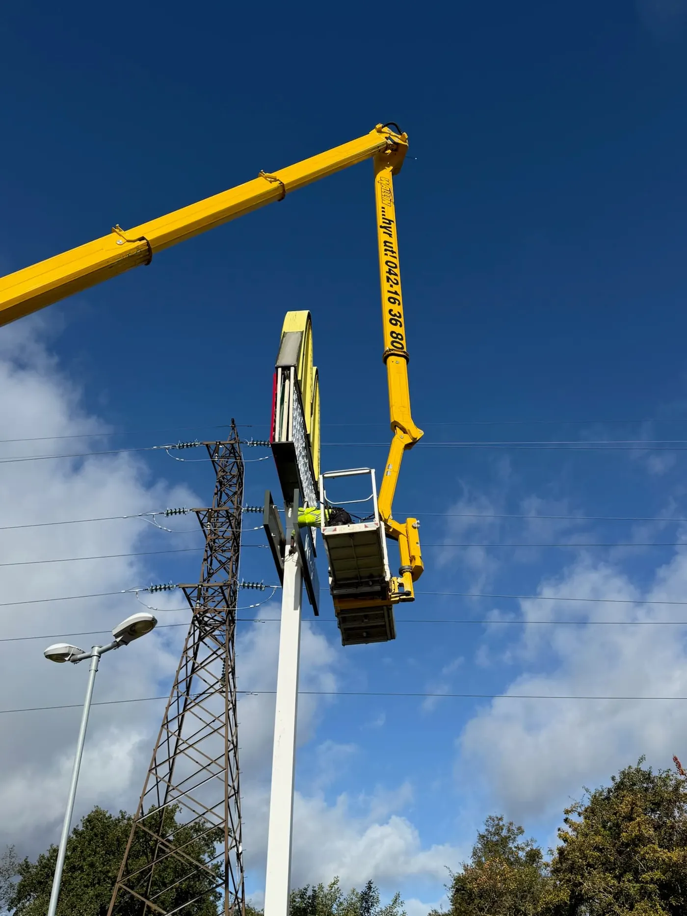 Liftmontage och LED-byte på McDonald's pylonskylt