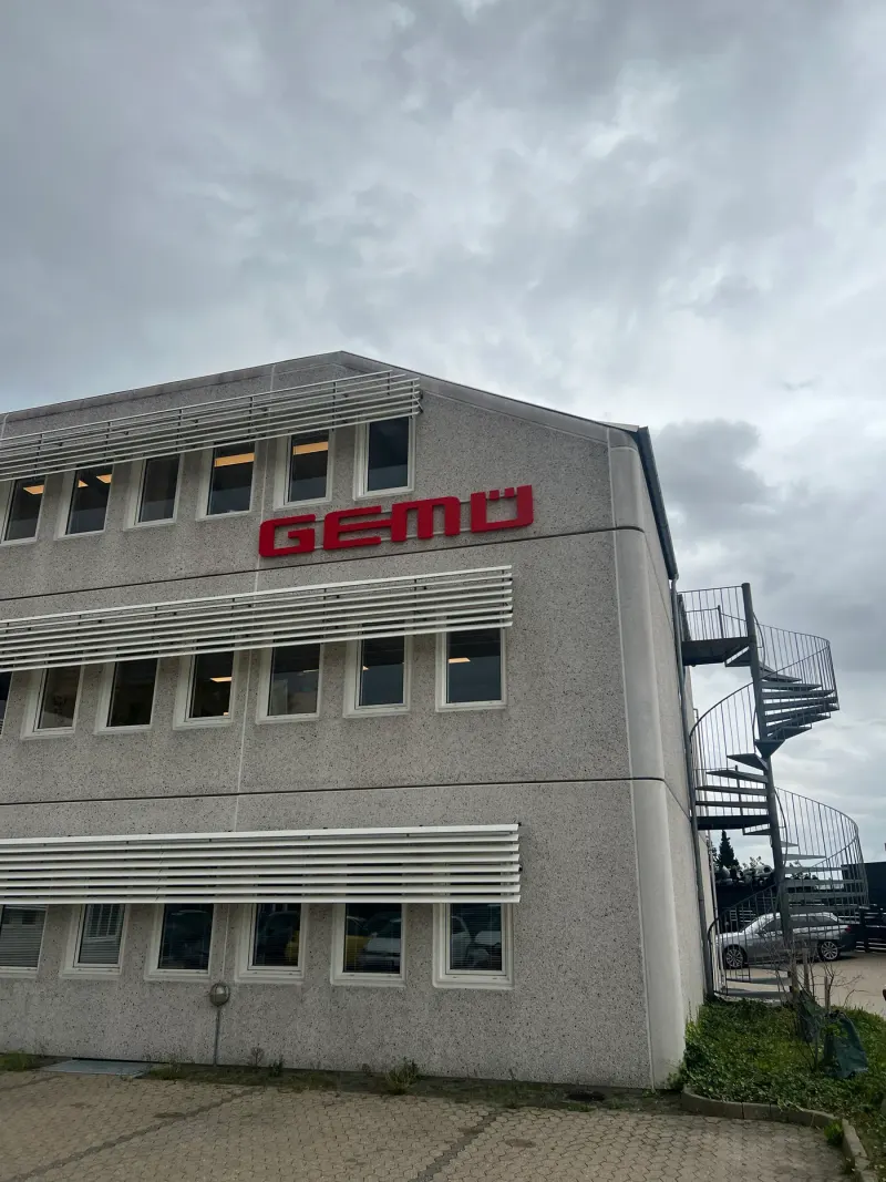 Färdig monterad GEMÜ LED-skylt på fasaden