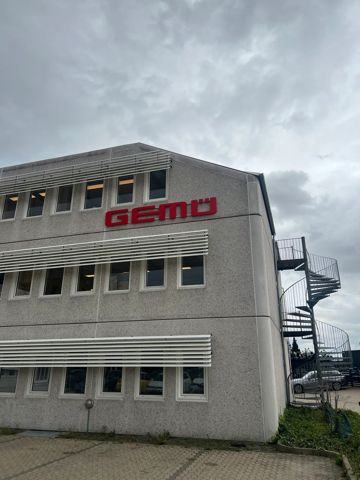 Färdig monterad GEMÜ LED-skylt på fasaden