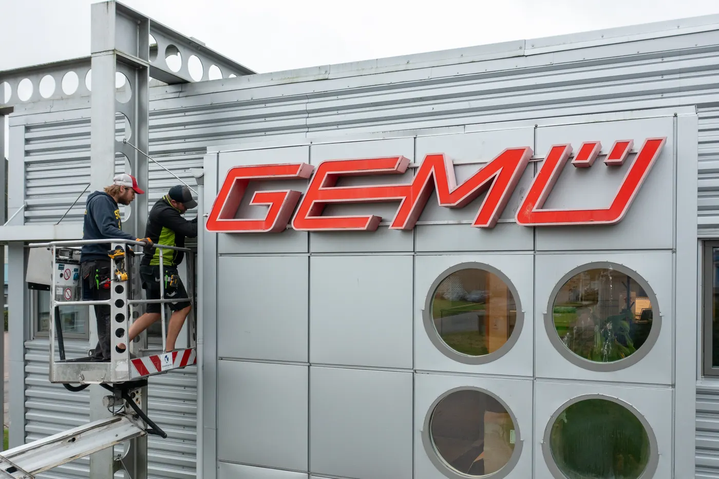 Våra montörer installerar GEMÜ-skylten från lift