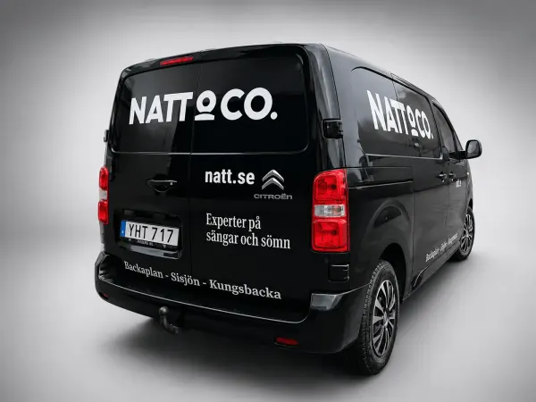 Fordonsdekor på liten skåpbil (Natt & Co)