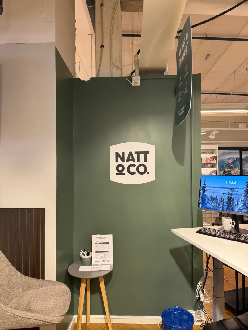 Natt & Co foliedekor på vägg i butik