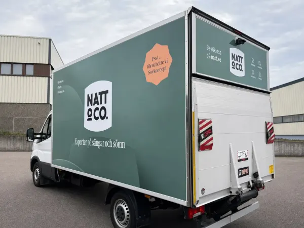 Natt & Co lastbil med fordonsdekor