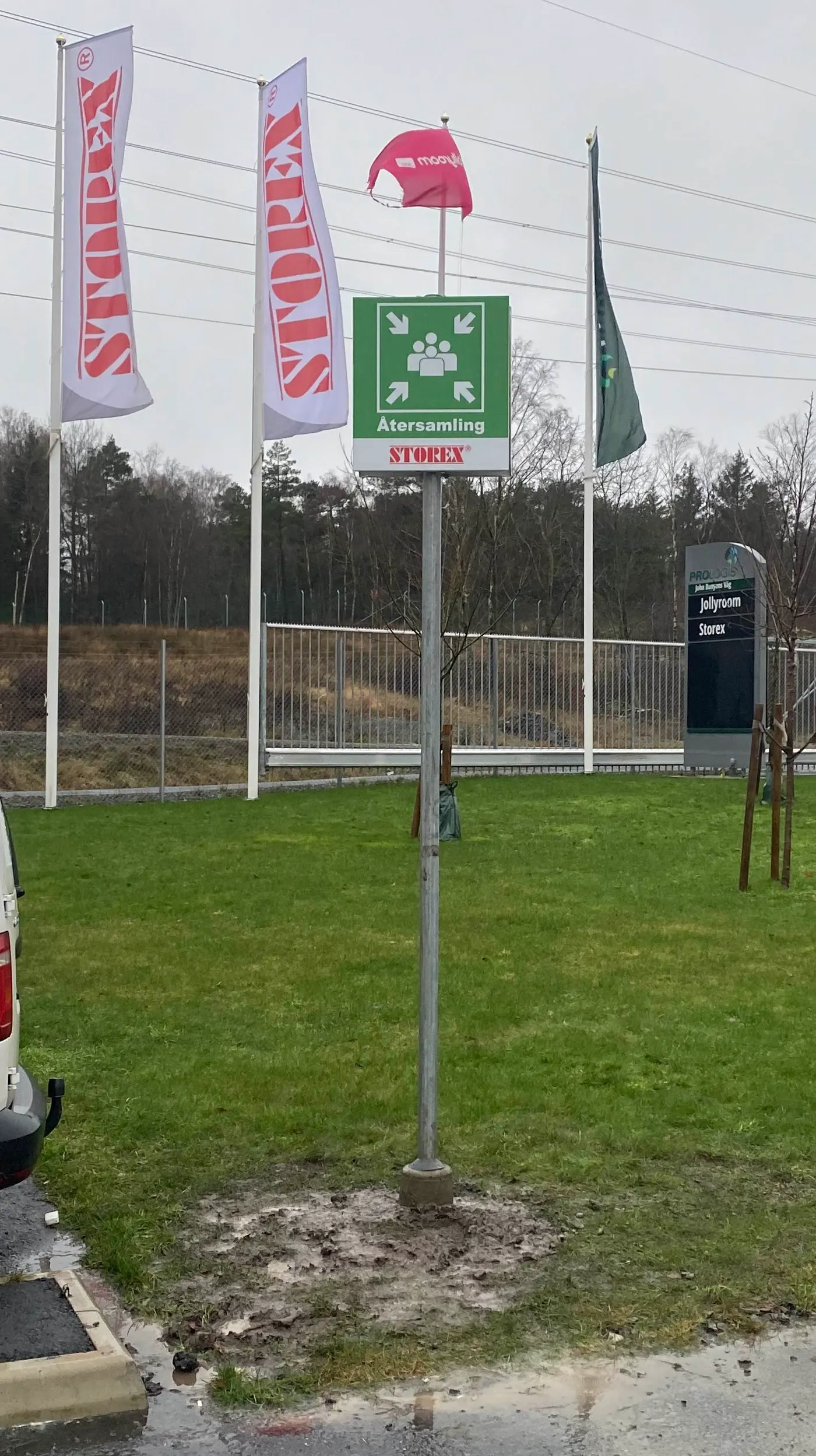 Återsamlingsskylt utomhus på stolpe