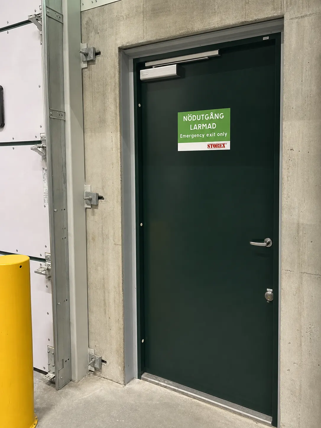 Nödutgångsskylt i industri
