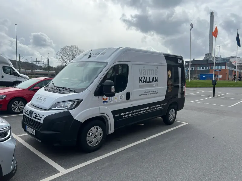 Vår montagebil parkerad hos kunden