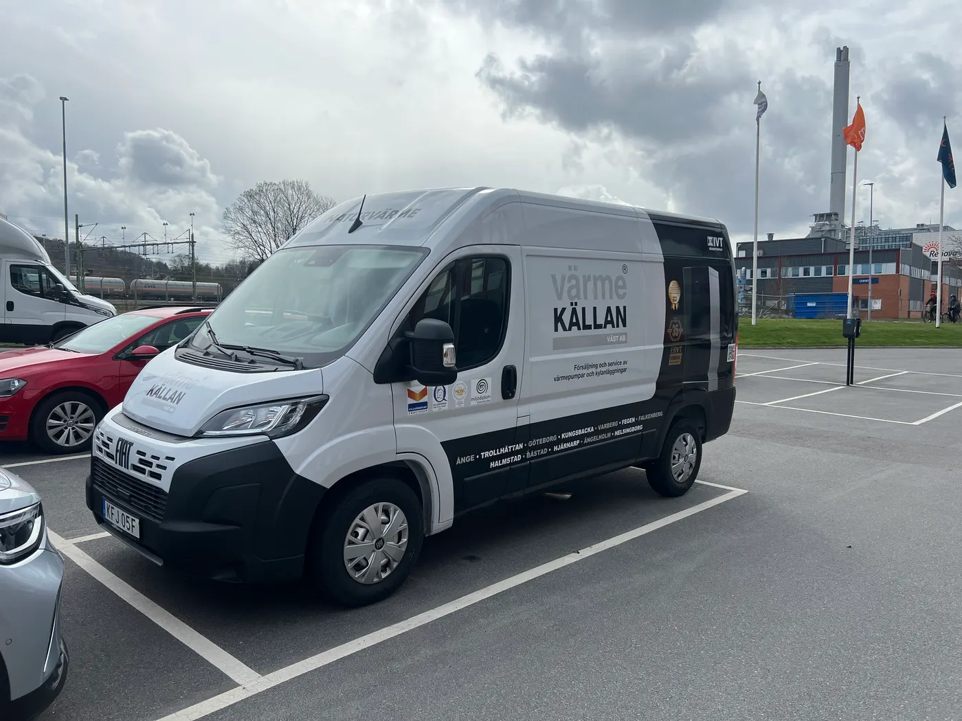 Vår montagebil parkerad hos kunden