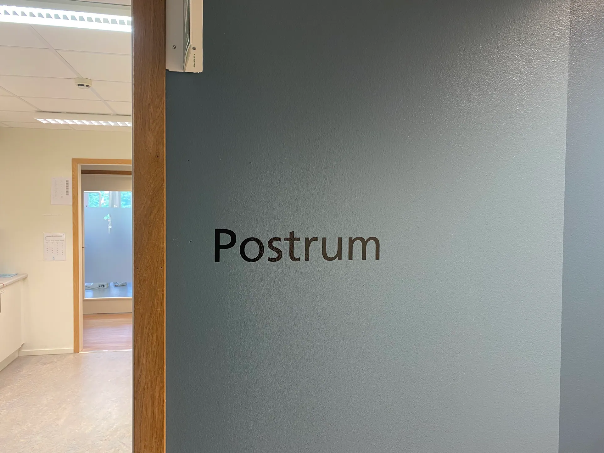 Postrum foliedekor på vägg