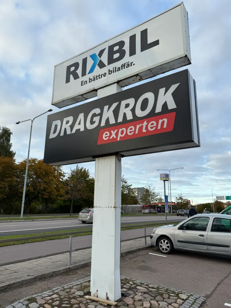 Pylonskylt utomhus