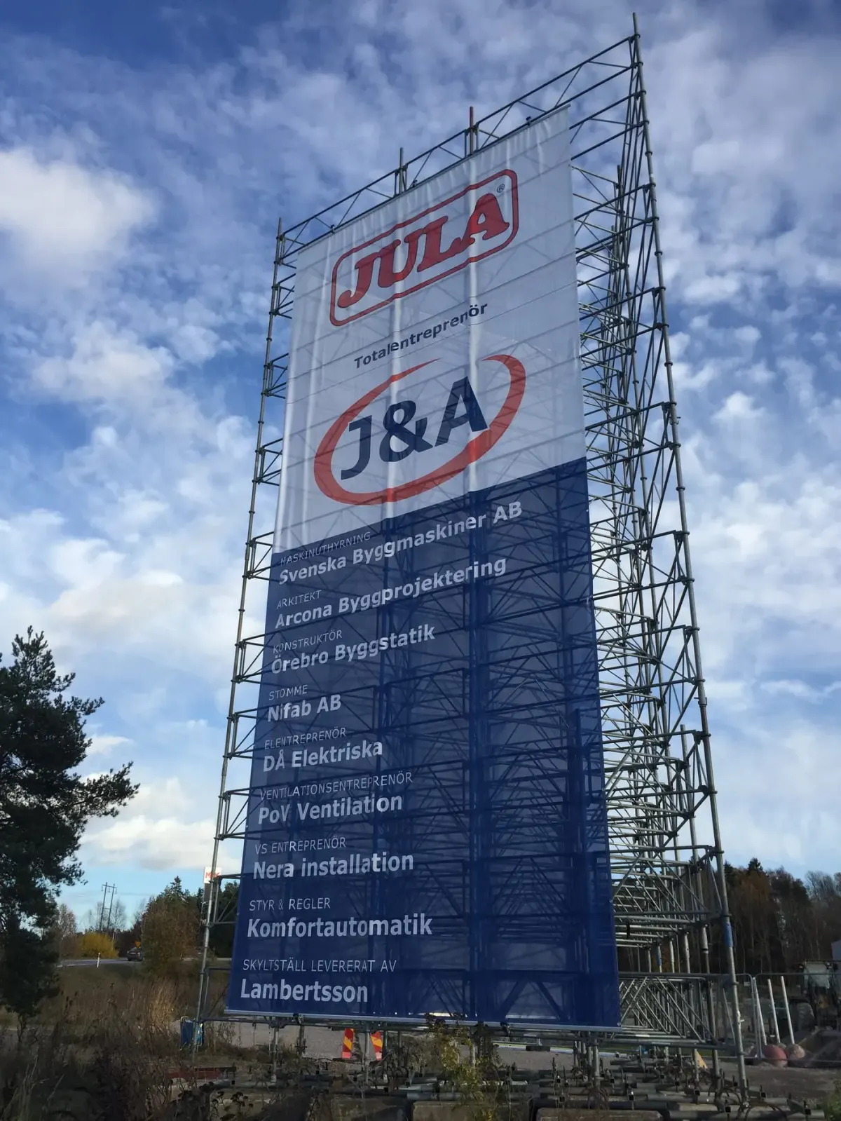 Stor projektskylt byggd av byggställning med enorm vepa