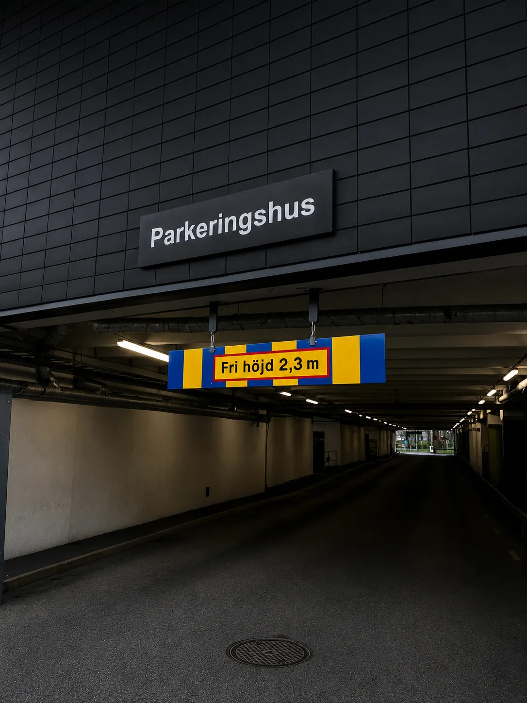 Trafikskylt för parkeringshus med fri höjd