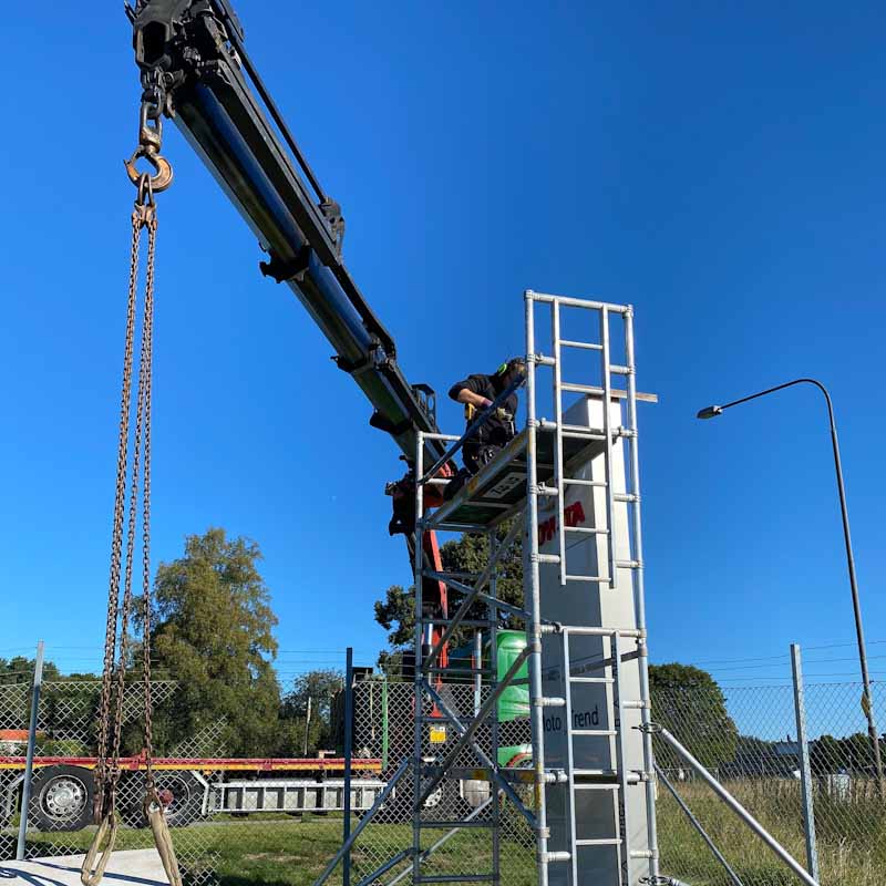 Byggskylt Härryda – Brightsigns monterar byggskylt med kran vid etablering