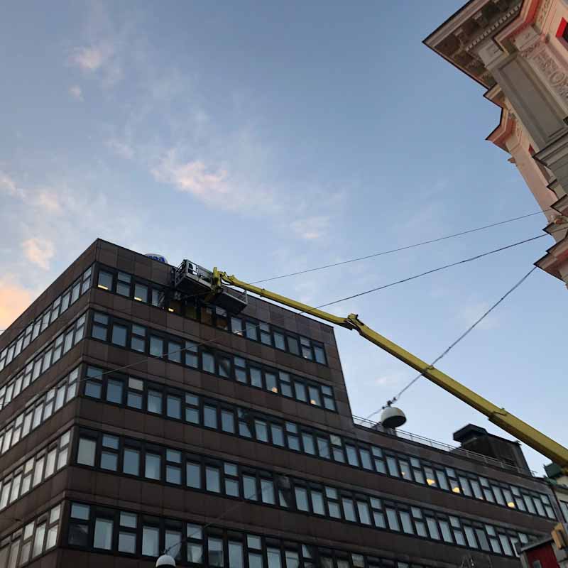 Skyltar Kungsbacka – Brightsigns utför skyltmontage med kran