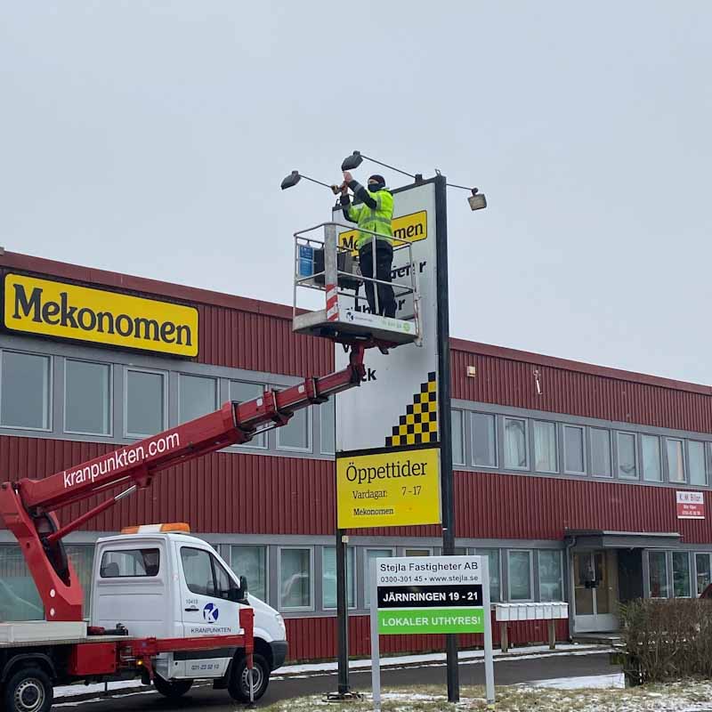 Skyltar Lerum – Brightsigns montör monterar en belyst ljusskylt på fasad