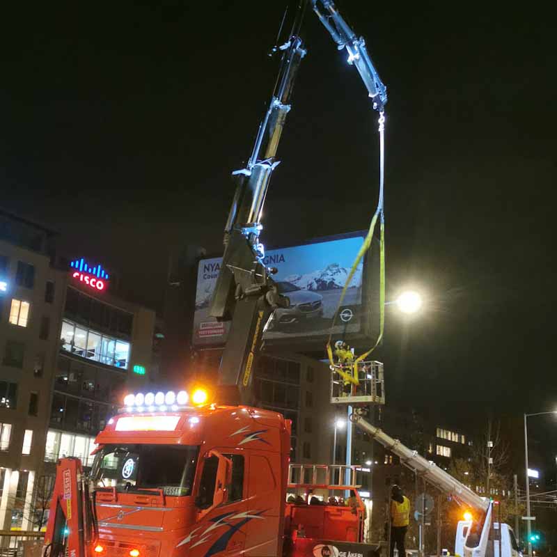 Skyltar Partille – Brightsigns monterar en pylonskylt vid infarten till en fastighet