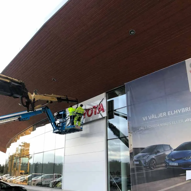 Skyltar Torslanda – Brightsigns montör installerar en fasadskylt med skylift